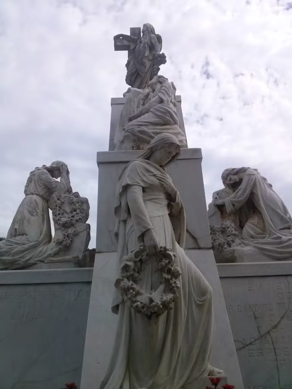 Túmulo da família Cândido Tostes no Cemitério Municipal de Juiz de Fora. Acervo Pedro Lorenzo Raggio Neto.